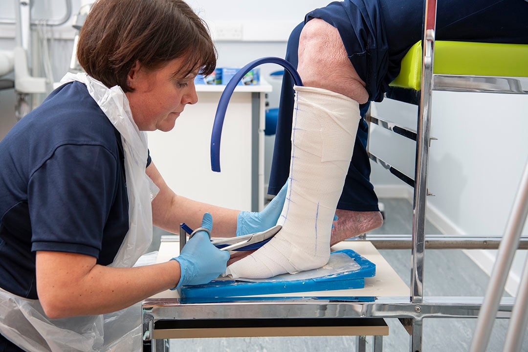 AFO leg plaster cast removal