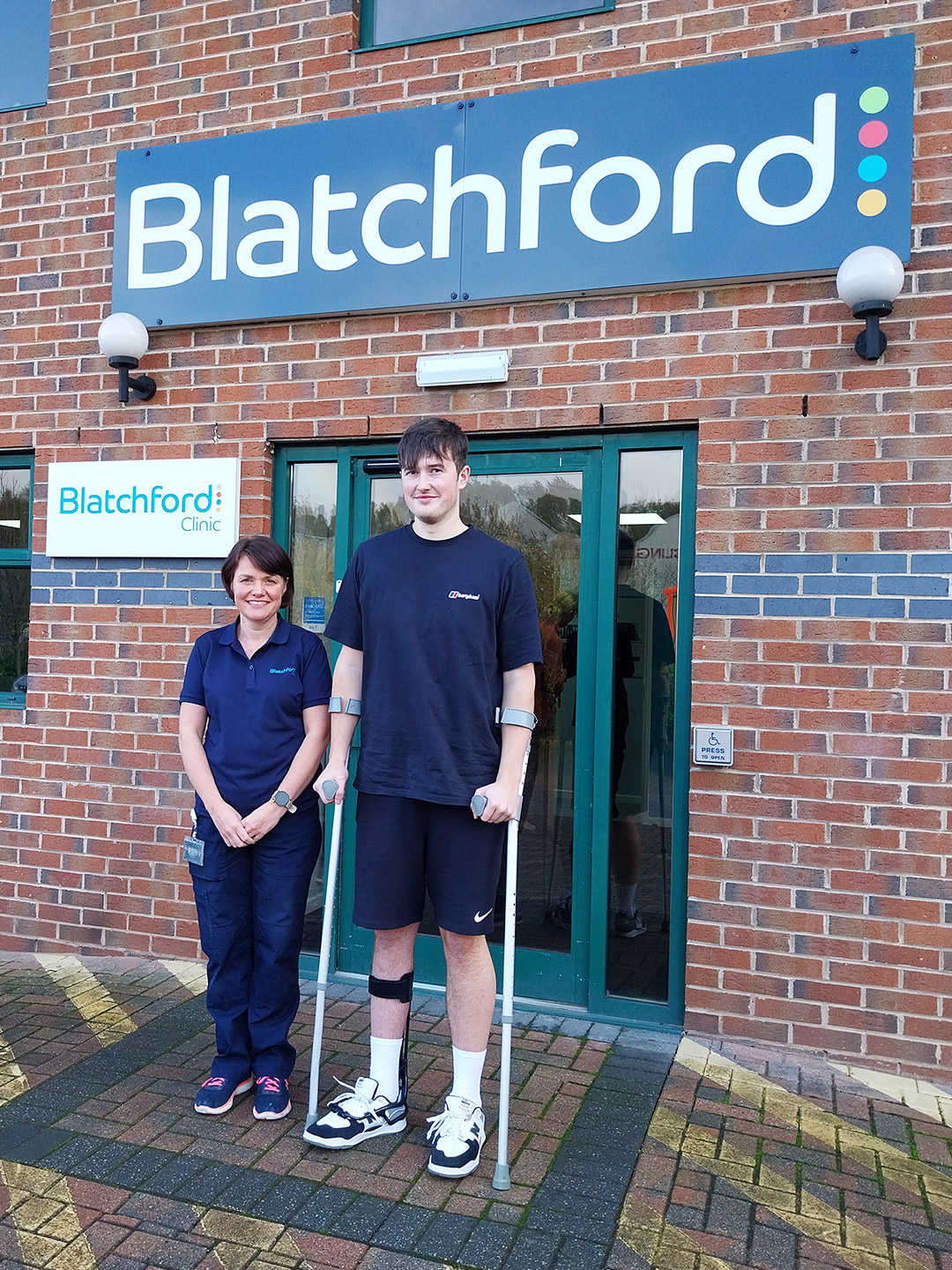 Fin erhält seine Turbomed-Fußstütze in unserer Klinik in Blatchford