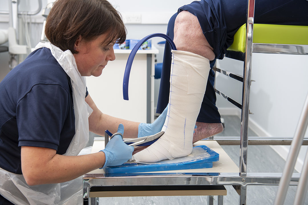 AFO leg plaster cast removal